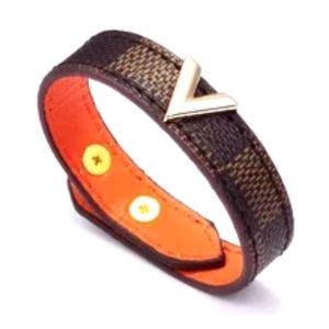 2022 Design V Signature Leather Bracelet